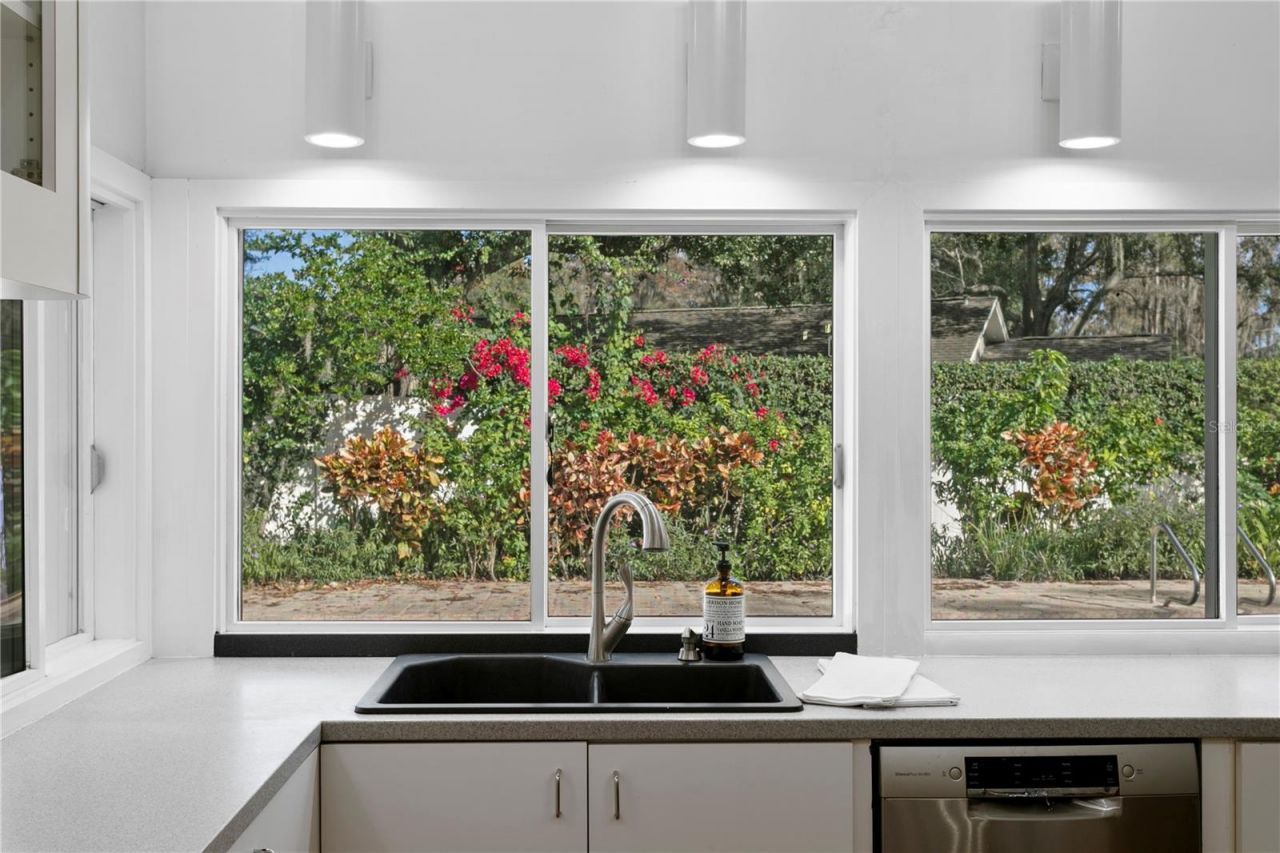 12915 Golf Crest Terrace, Tampa, FL 33618 Photo