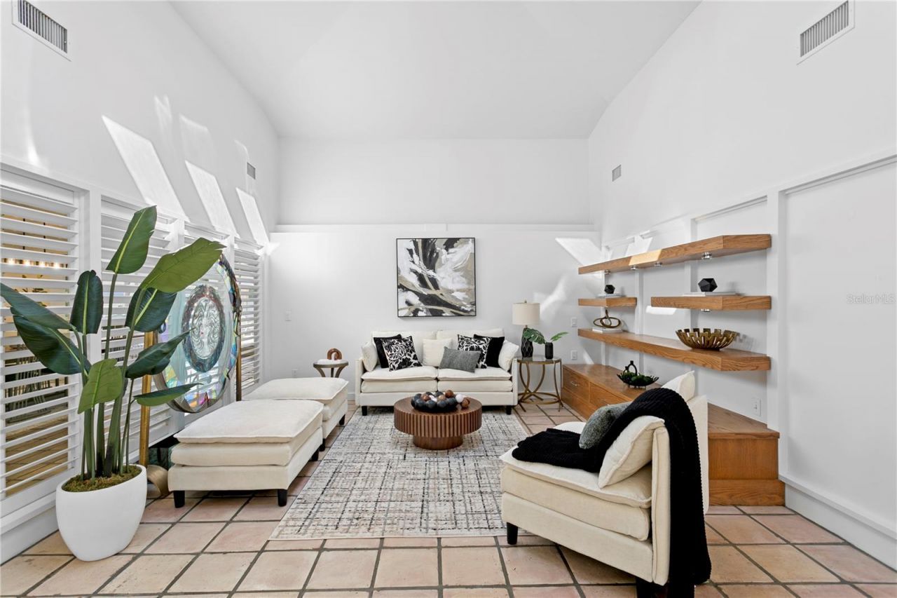 12915 Golf Crest Terrace, Tampa, FL 33618 Photo