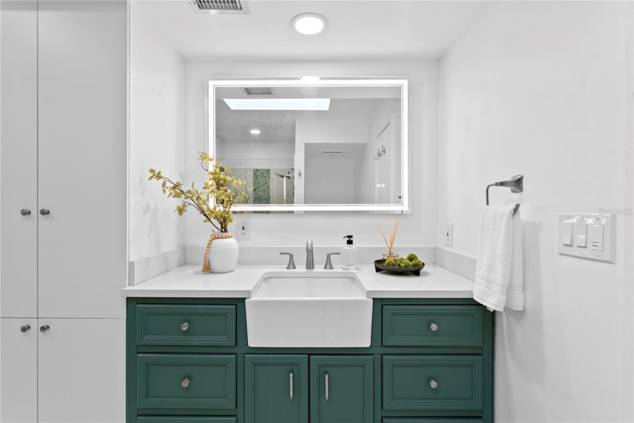 12915 Golf Crest Terrace, Tampa, FL 33618 Photo