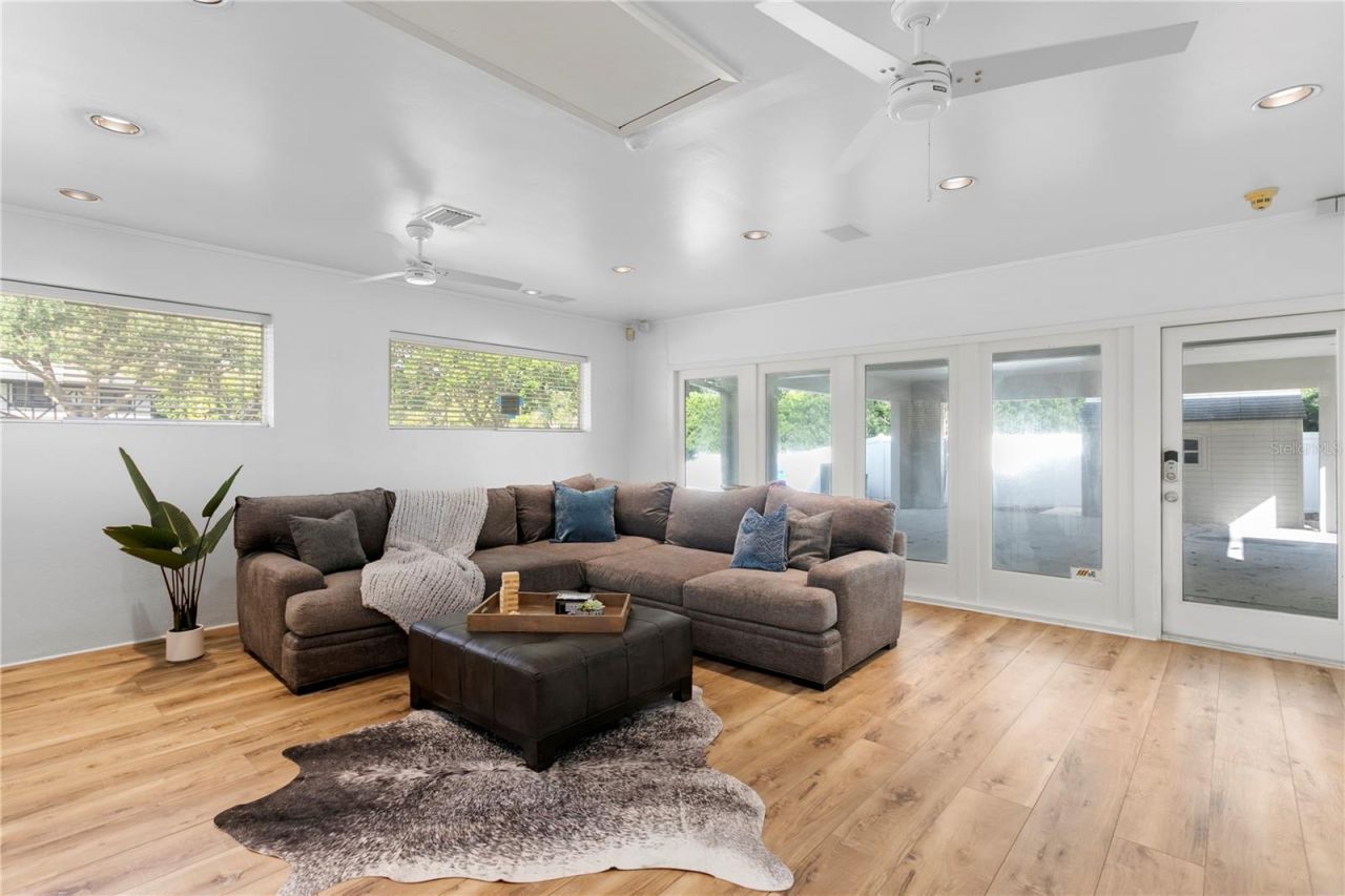 12915 Golf Crest Terrace, Tampa, FL 33618 Photo