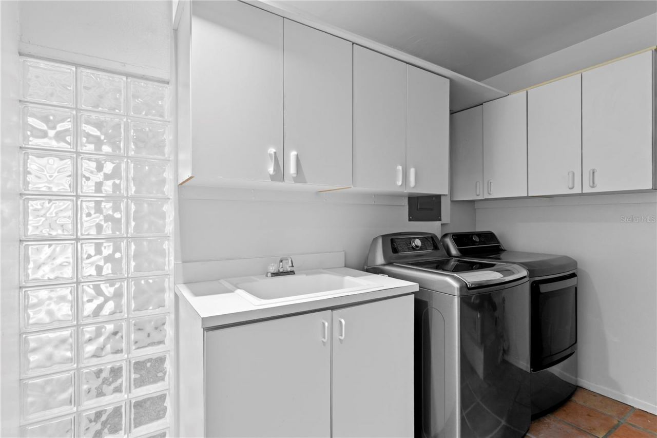 12915 Golf Crest Terrace, Tampa, FL 33618 Photo