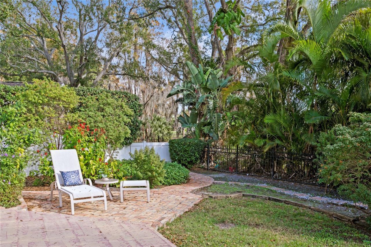 12915 Golf Crest Terrace, Tampa, FL 33618 Photo