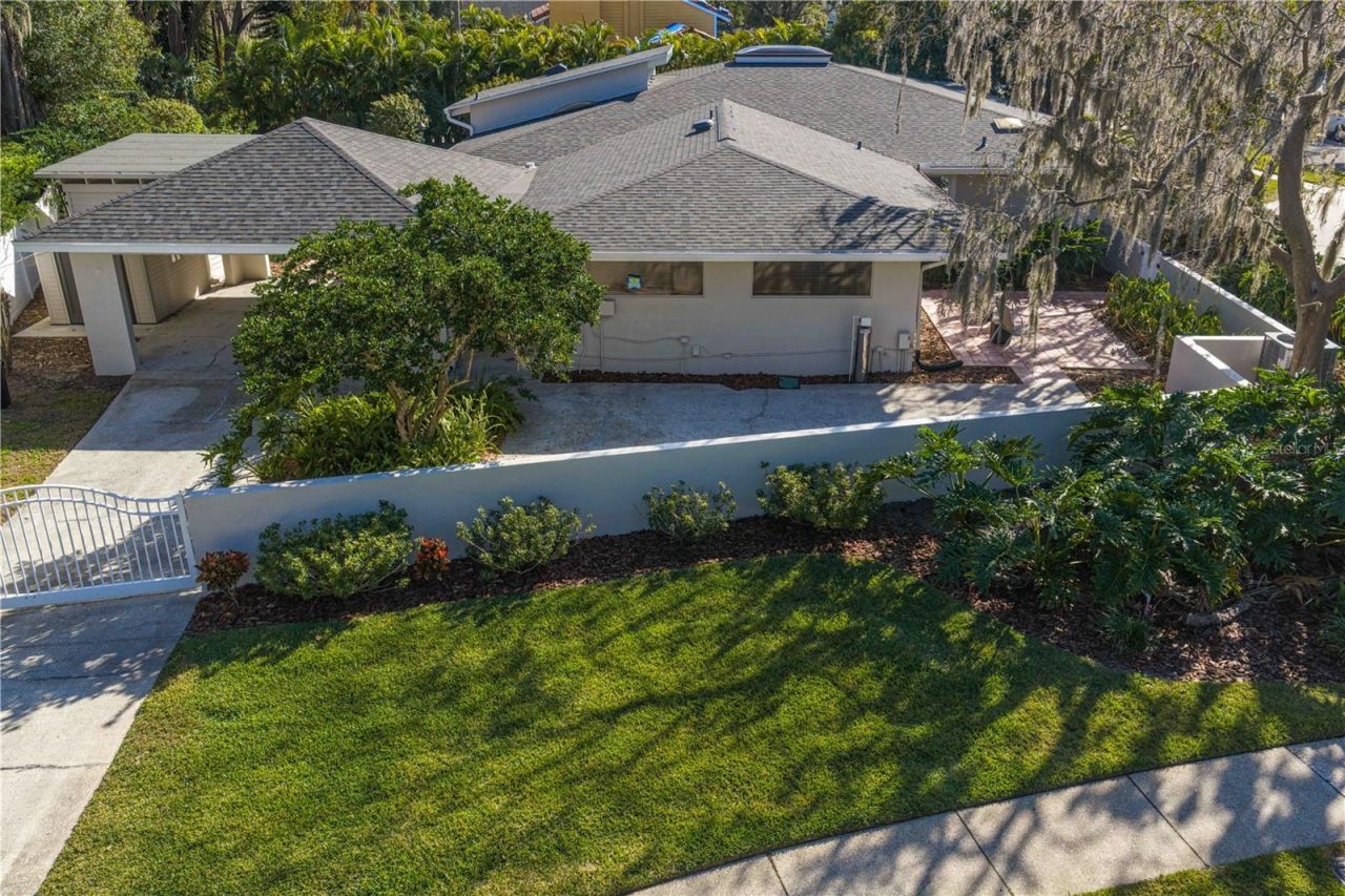 12915 Golf Crest Terrace, Tampa, FL 33618 Photo