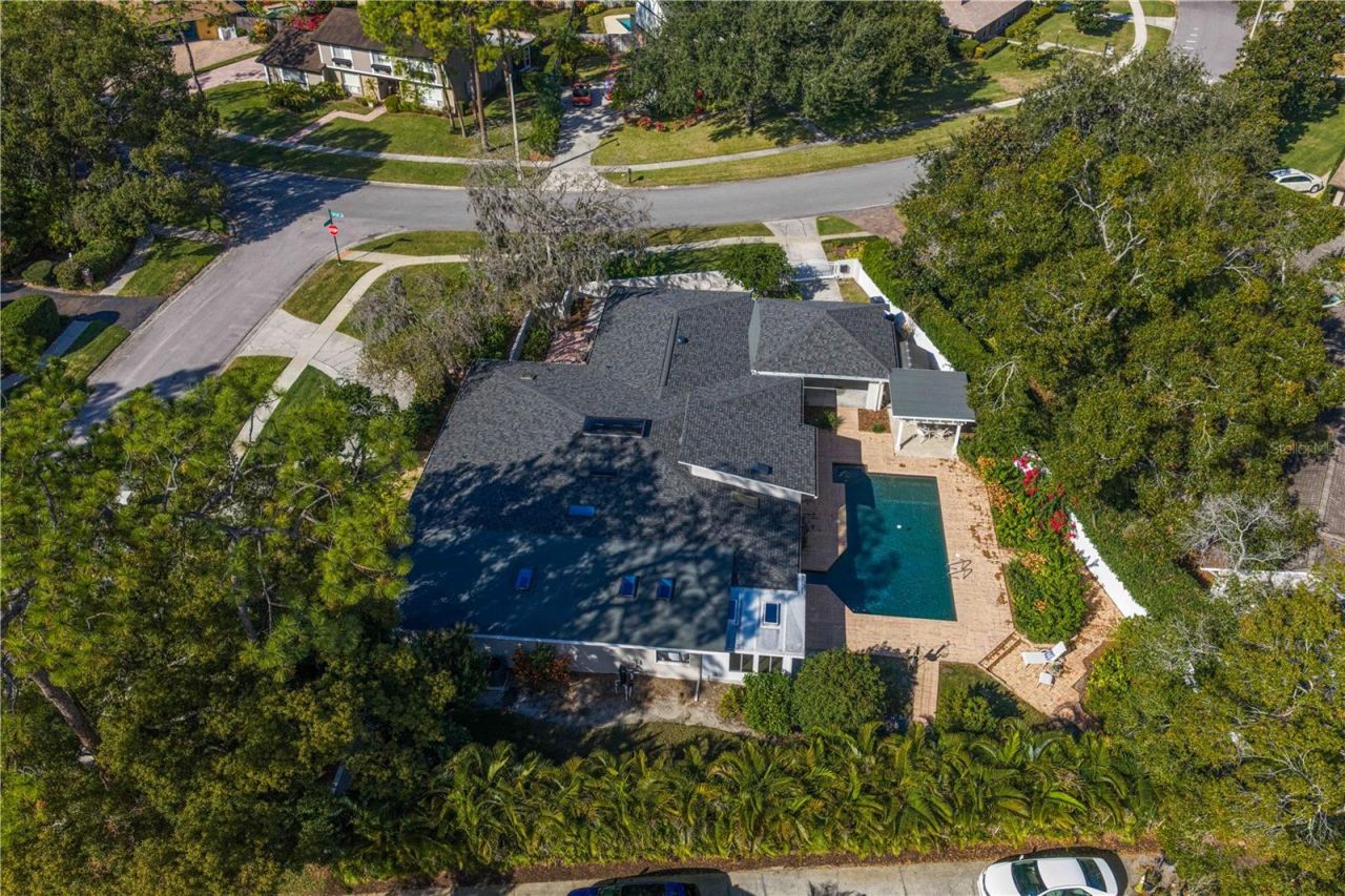 12915 Golf Crest Terrace, Tampa, FL 33618 Photo