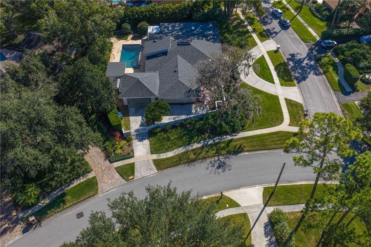 12915 Golf Crest Terrace, Tampa, FL 33618 Photo