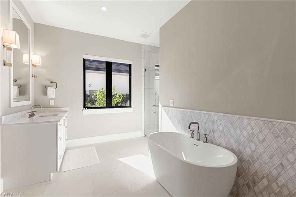 2036 Cambridge Park Dr, Naples, FL 34109 Photo