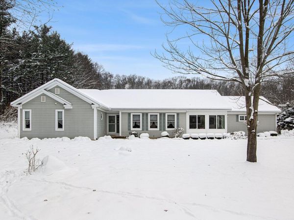 9131 N 42nd Street, Hickory Corners, MI 49060