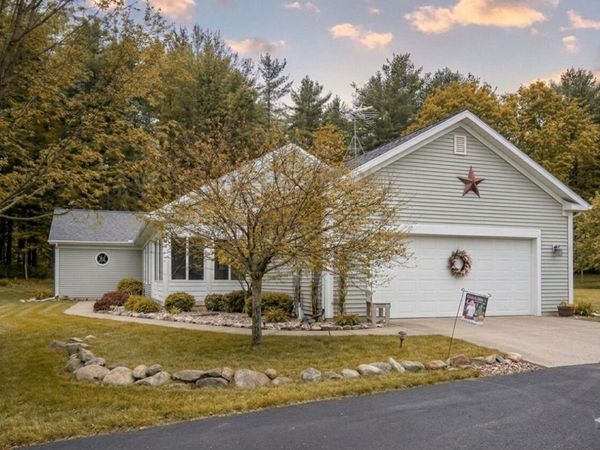 9131 N 42nd Street, Hickory Corners, MI 49060