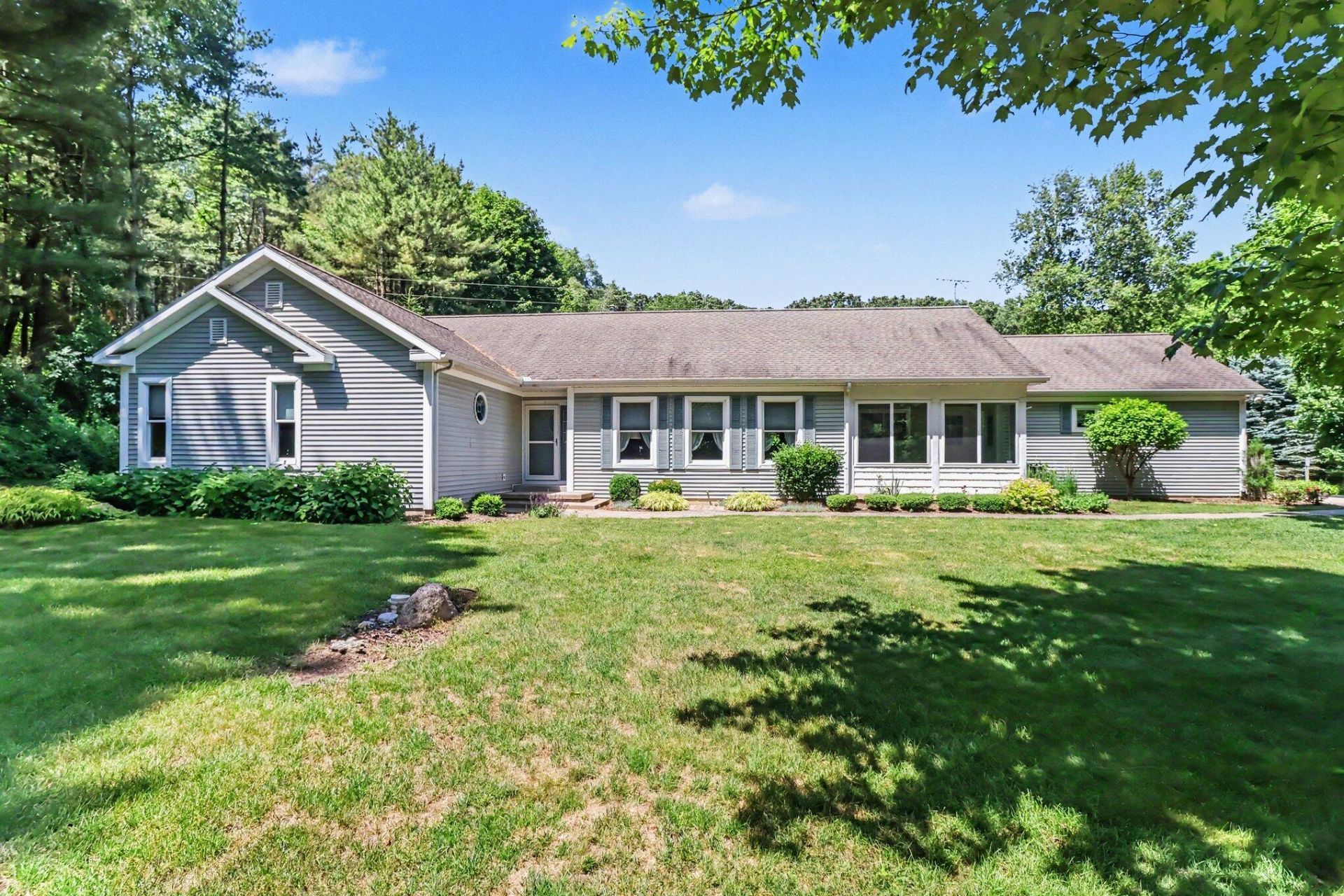 9131 N 42nd Street, Hickory Corners, MI 49060 Main Photo