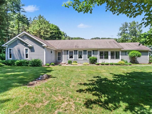 9131 N 42nd Street, Hickory Corners, MI 49060