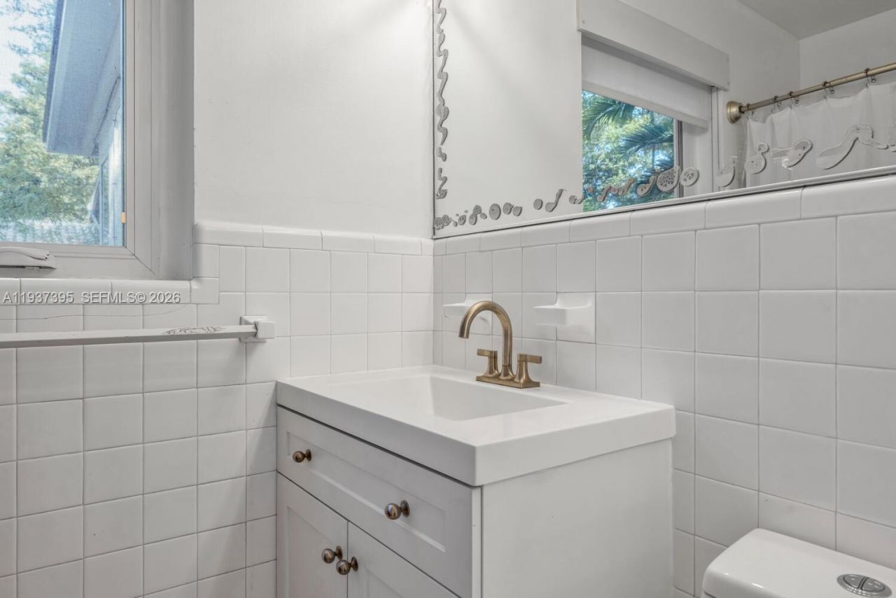 11660 NE 8th Ave, Biscayne Park, FL 33161 Photo