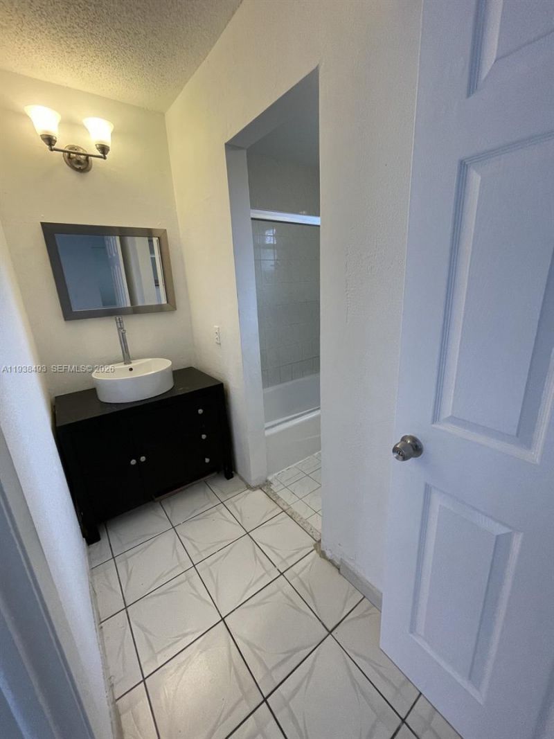 460 E 23rd St, Unit 319, Hialeah, FL 33013 Photo