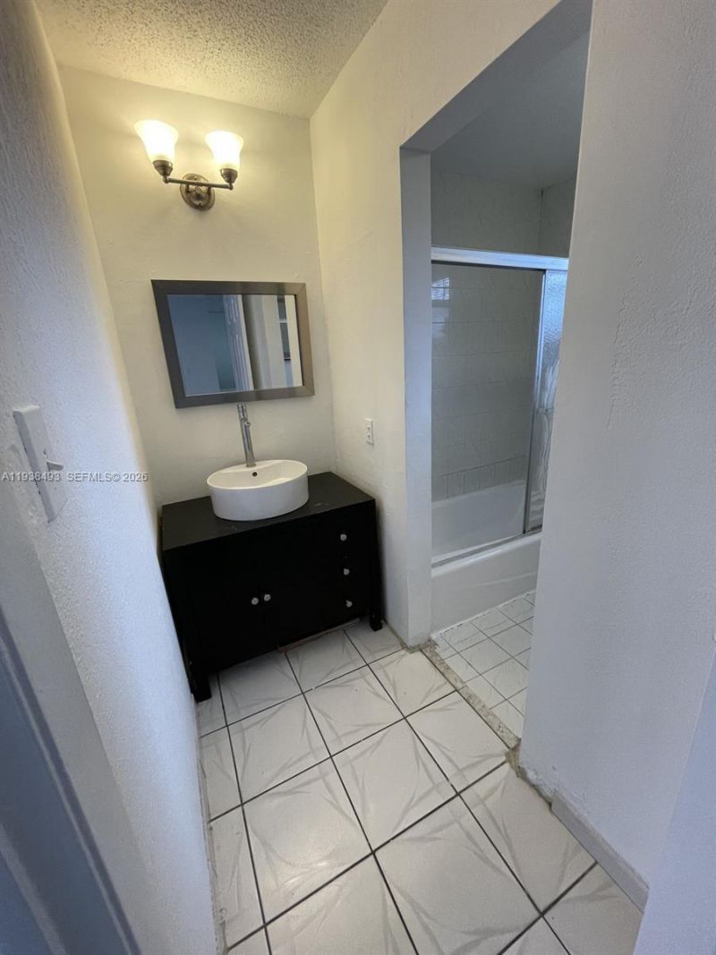 460 E 23rd St, Unit 319, Hialeah, FL 33013 Photo