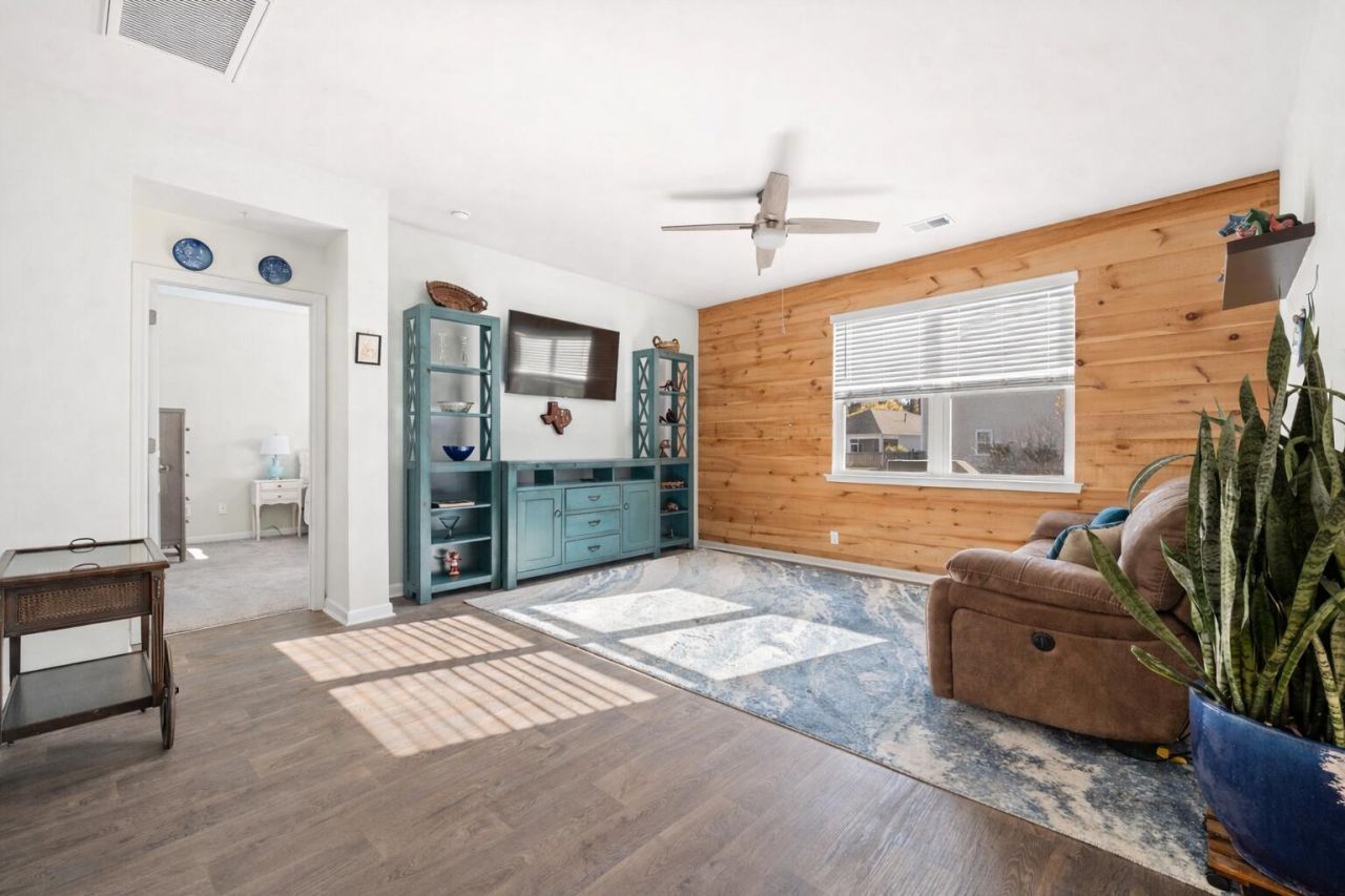 1846 Towne Street Photo 11