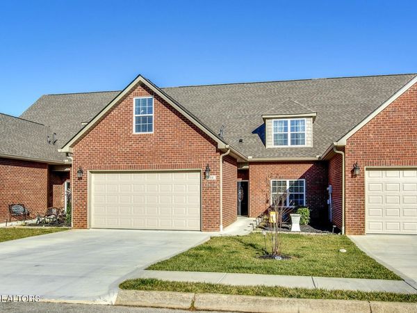 984 Meadow Walk Lane, Lenoir City, TN 37772