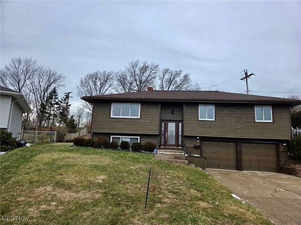 6180 Jamestown Drive, Parma, OH 44134