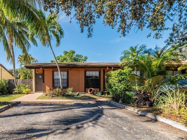 2350 Pecan Ct, Pembroke Pines, FL 33026