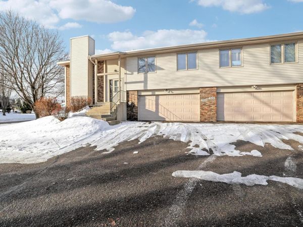 2504 Rose Avenue E, Maplewood, MN 55119