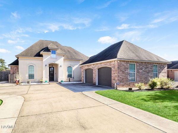 127 Terrace Oak Lane, Broussard, LA 70518