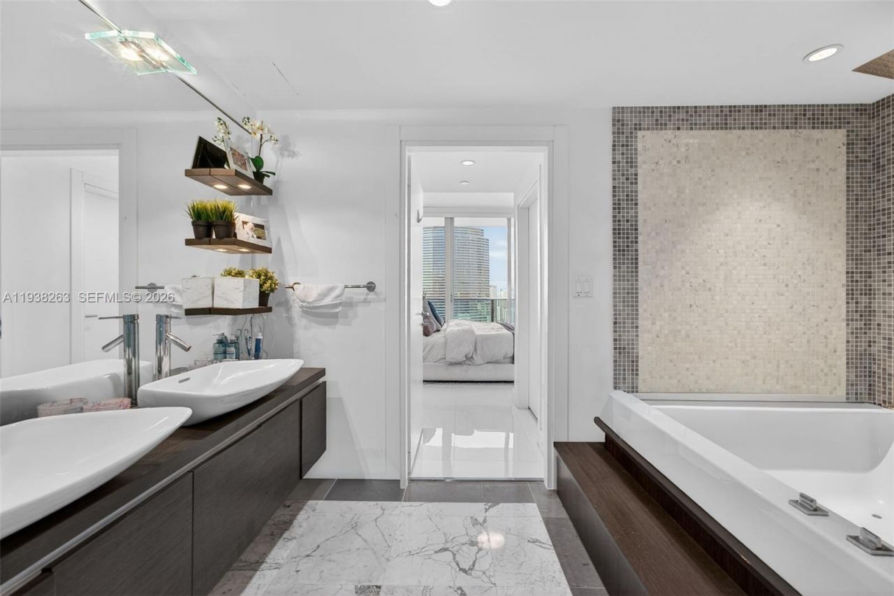 200 Biscayne Boulevard Way, Unit 4414, Miami, FL 33131 Photo