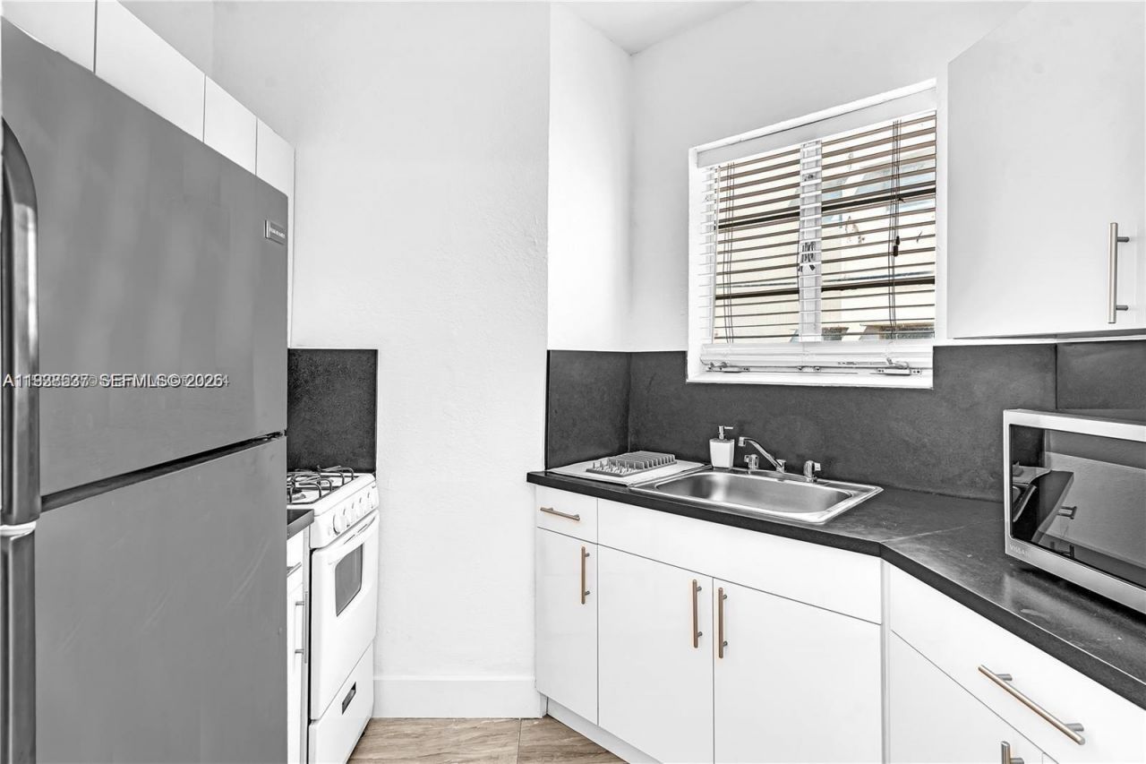 3920 Garden Ave , Unit 14, Miami Beach, FL 33140 Photo