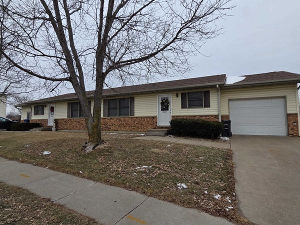 4416 Camelot Drive, Dubuque, IA 52002