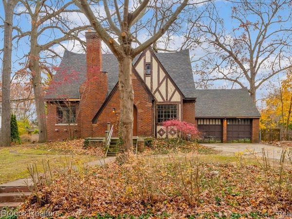 2085 Pontiac Drive, Sylvan Lake, MI 48320