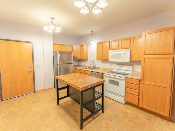 1590 Parkwood Drive, Unit 102, Woodbury, MN 55125