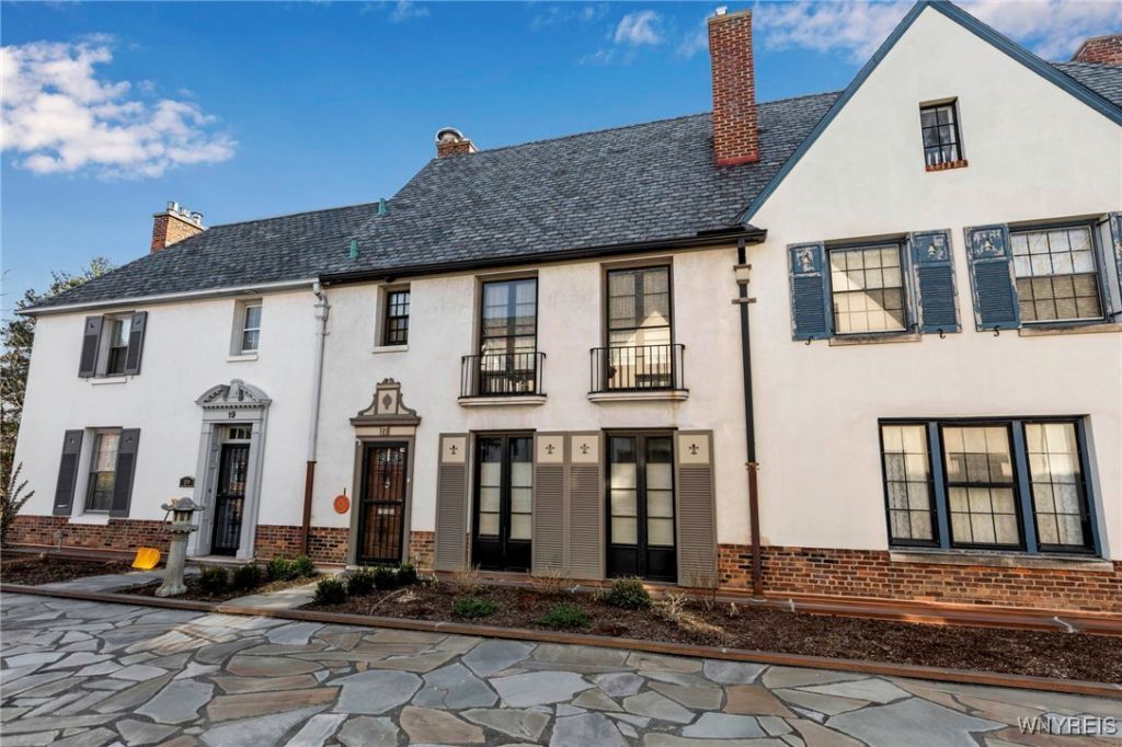 17 Mayfair Lane, Buffalo, NY 14201 Main Photo