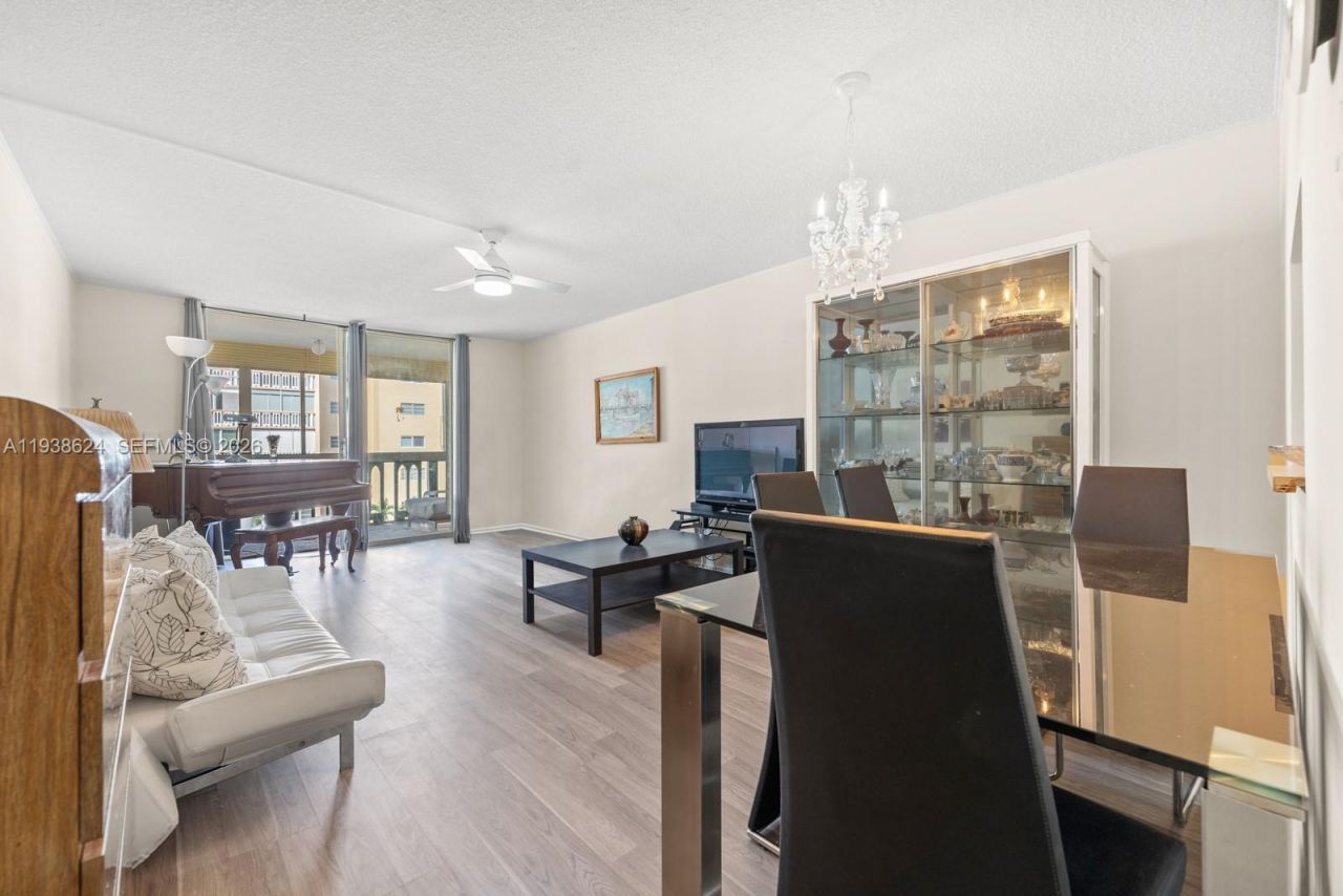 421 NE 14th Ave, Unit 405, Hallandale Beach, FL 33009 Photo