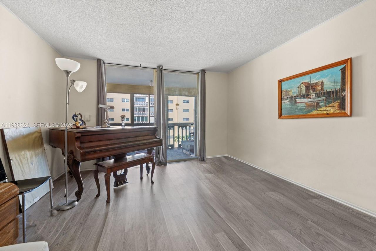 421 NE 14th Ave, Unit 405, Hallandale Beach, FL 33009 Photo