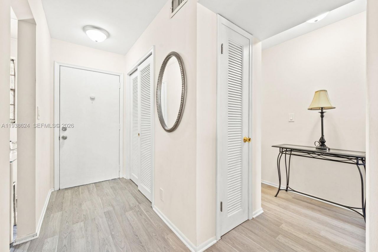 421 NE 14th Ave, Unit 405, Hallandale Beach, FL 33009 Photo