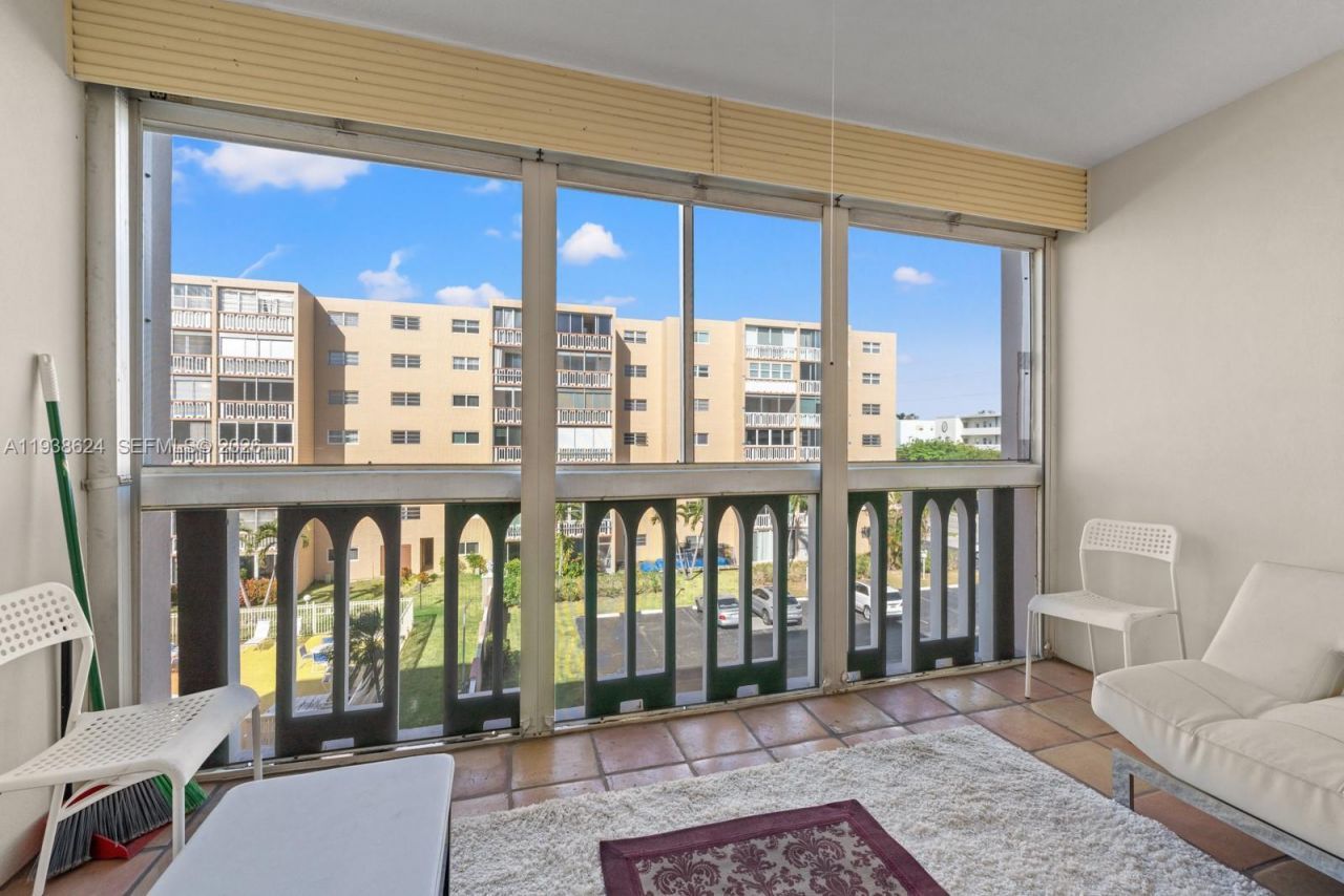 421 NE 14th Ave, Unit 405, Hallandale Beach, FL 33009 Photo