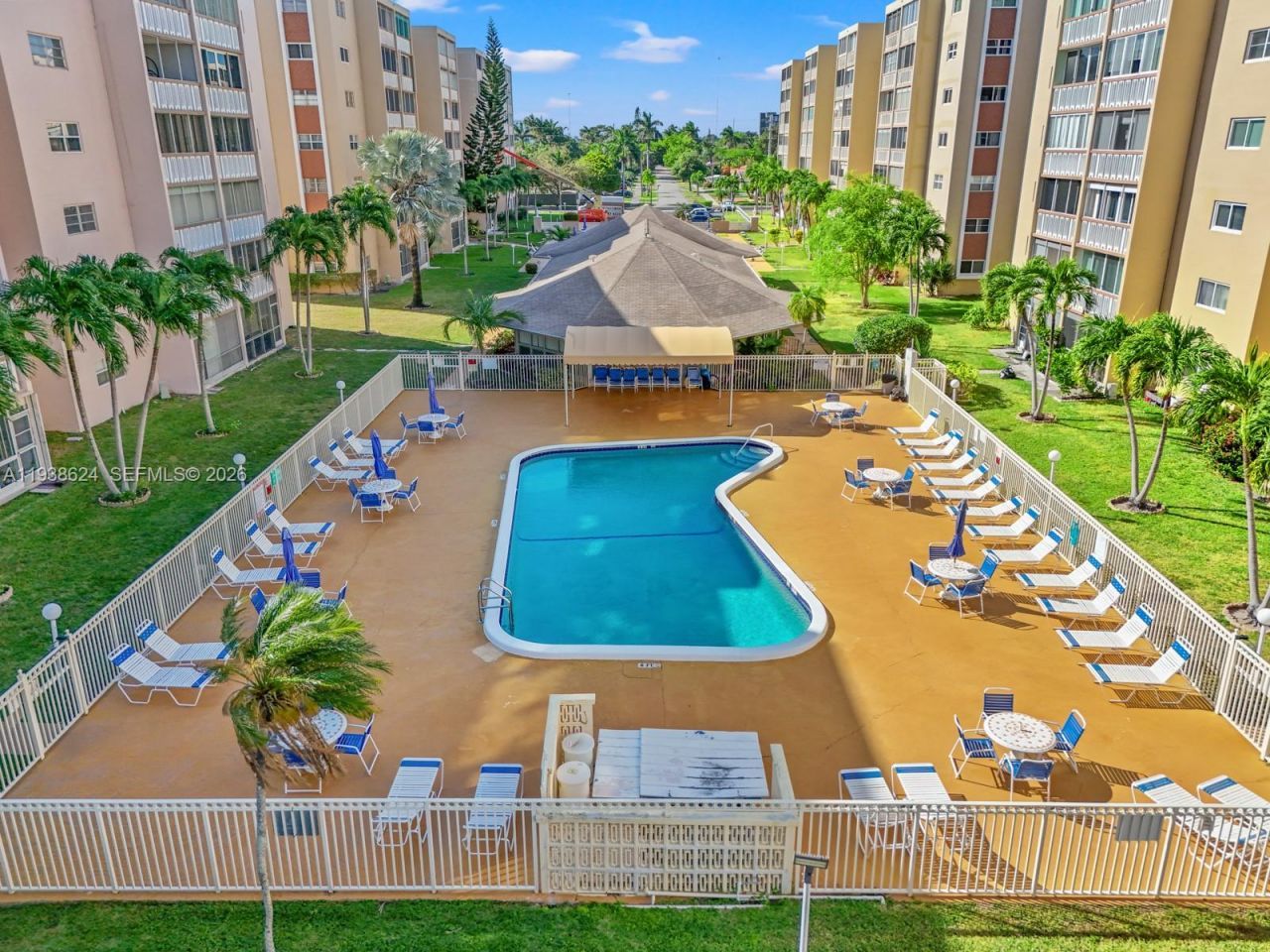 421 NE 14th Ave, Unit 405, Hallandale Beach, FL 33009 Photo