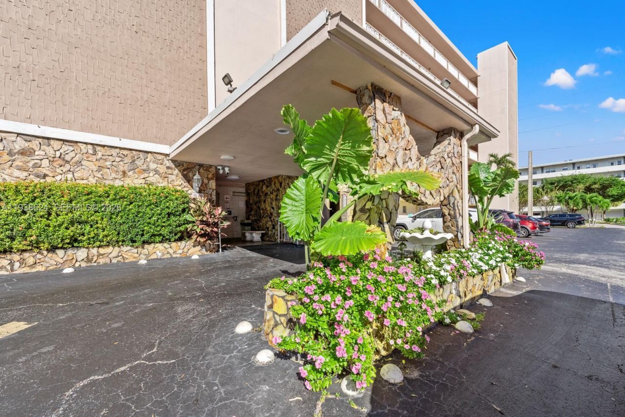421 NE 14th Ave, Unit 405, Hallandale Beach, FL 33009 Photo