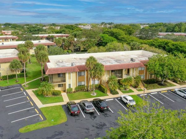 325 Lakeview Dr, Unit 102, Weston, FL 33326