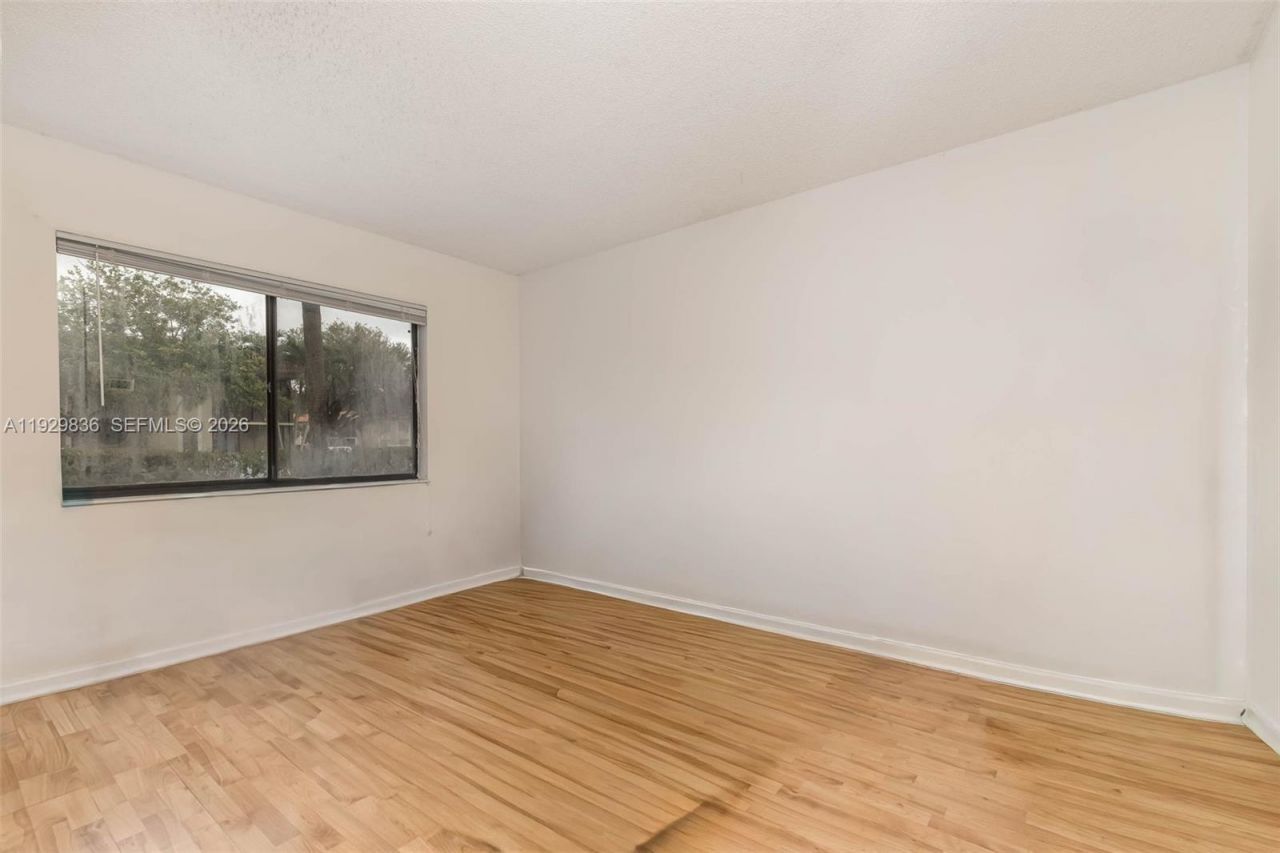 325 Lakeview Dr, Unit 102, Weston, FL 33326 Photo