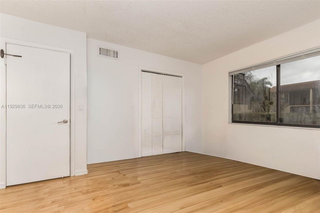 325 Lakeview Dr, Unit 102, Weston, FL 33326 Photo