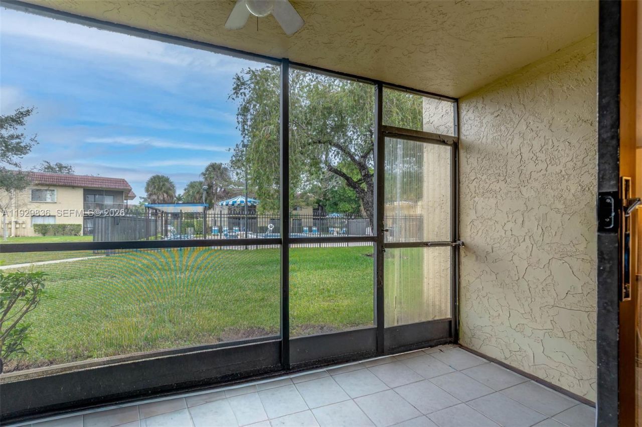 325 Lakeview Dr, Unit 102, Weston, FL 33326 Photo