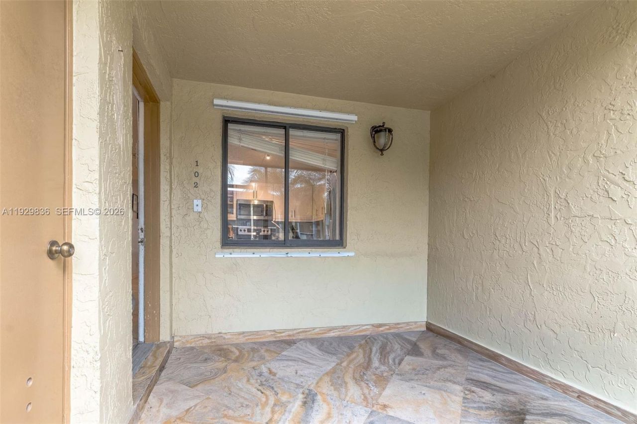 325 Lakeview Dr, Unit 102, Weston, FL 33326 Photo