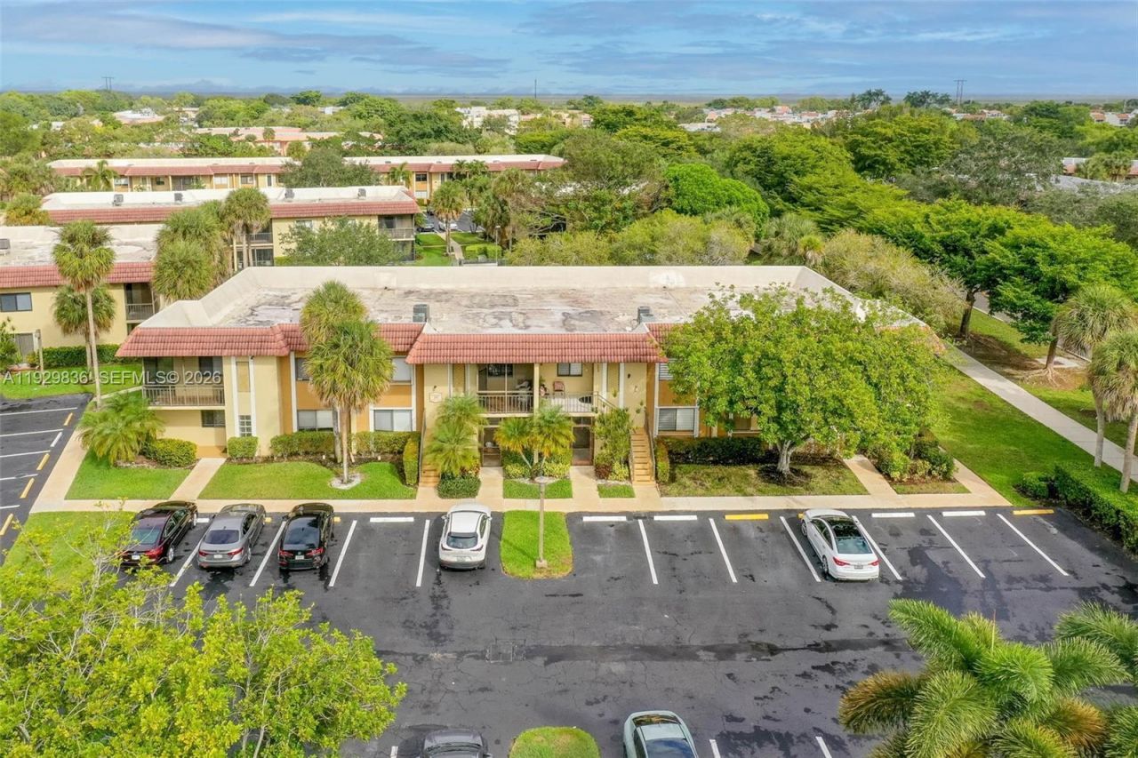 325 Lakeview Dr, Unit 102, Weston, FL 33326 Photo