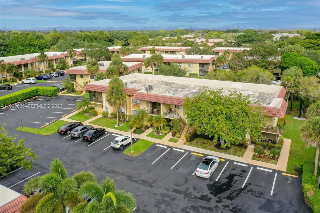 325 Lakeview Dr, Unit 102, Weston, FL 33326 Photo