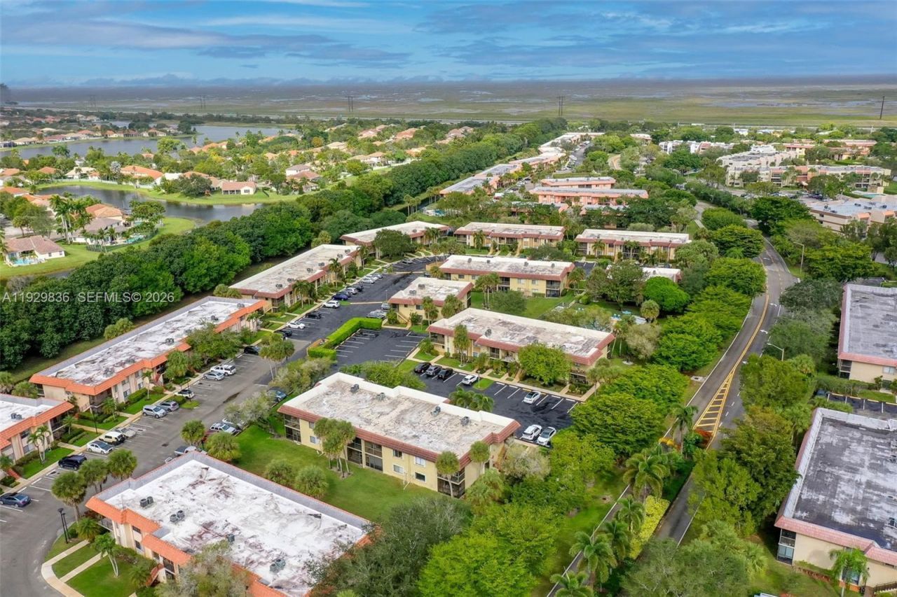 325 Lakeview Dr, Unit 102, Weston, FL 33326 Photo