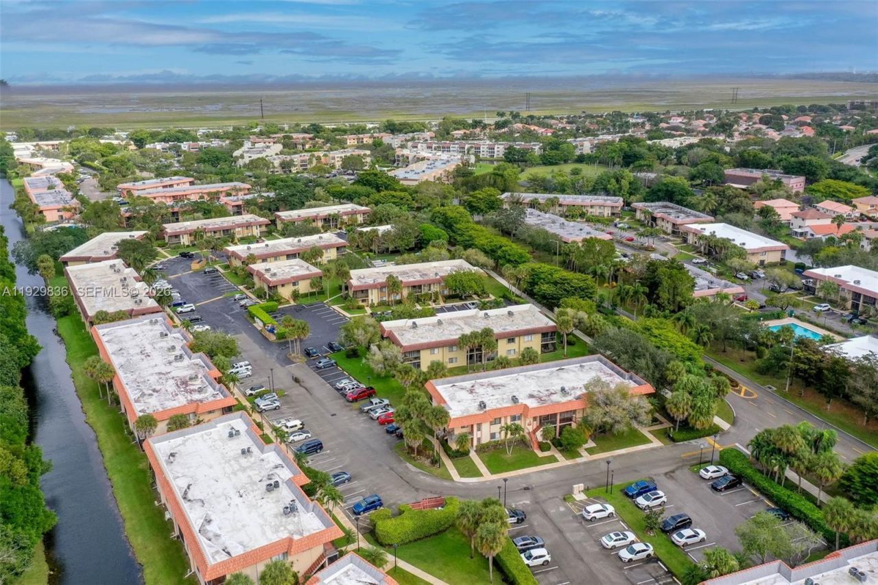 325 Lakeview Dr, Unit 102, Weston, FL 33326 Photo