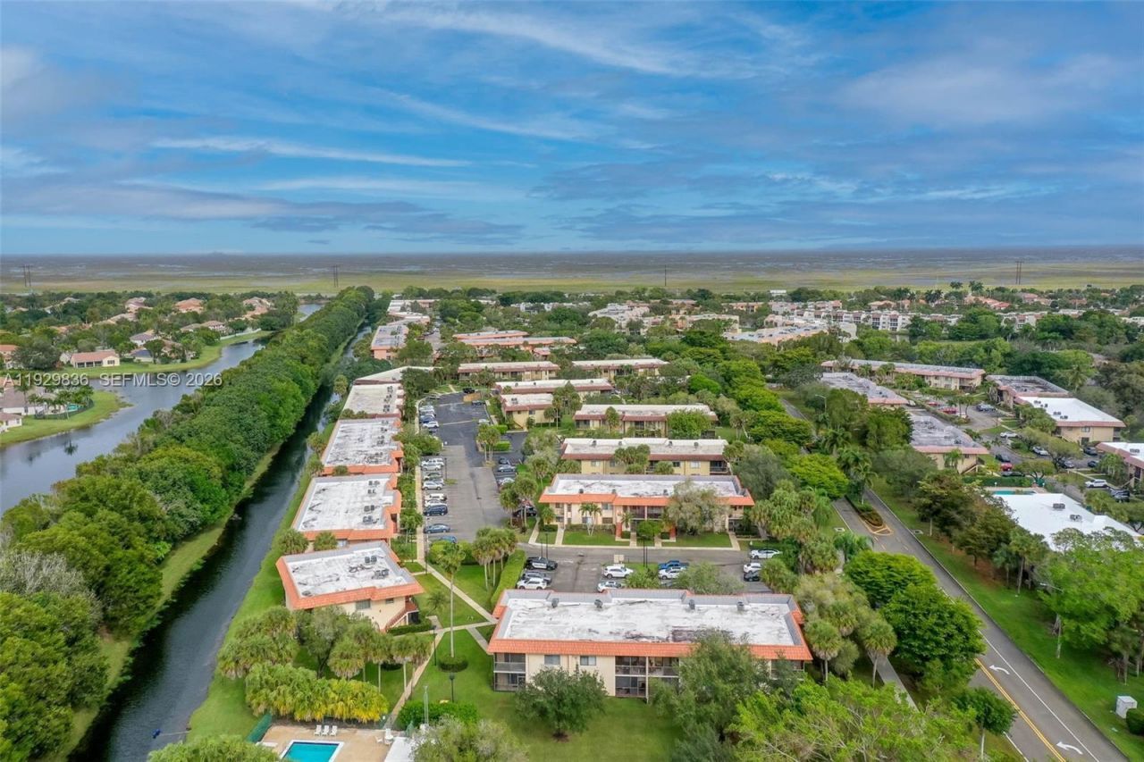 325 Lakeview Dr, Unit 102, Weston, FL 33326 Photo