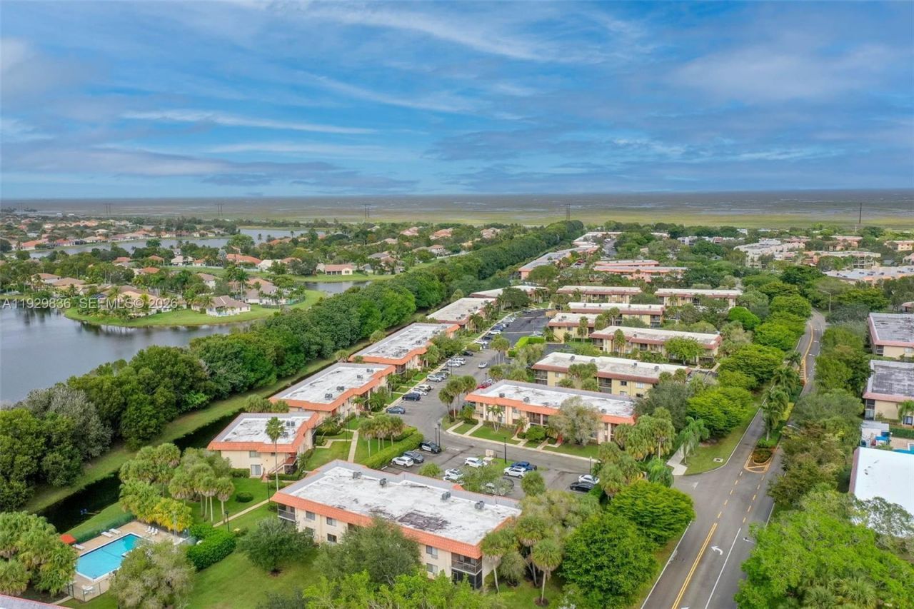 325 Lakeview Dr, Unit 102, Weston, FL 33326 Photo