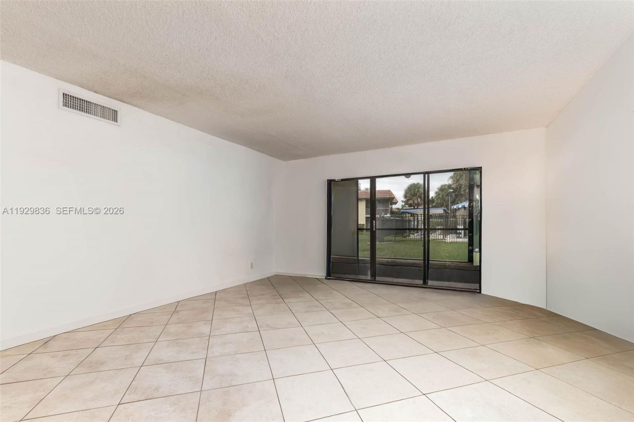 325 Lakeview Dr, Unit 102, Weston, FL 33326 Photo