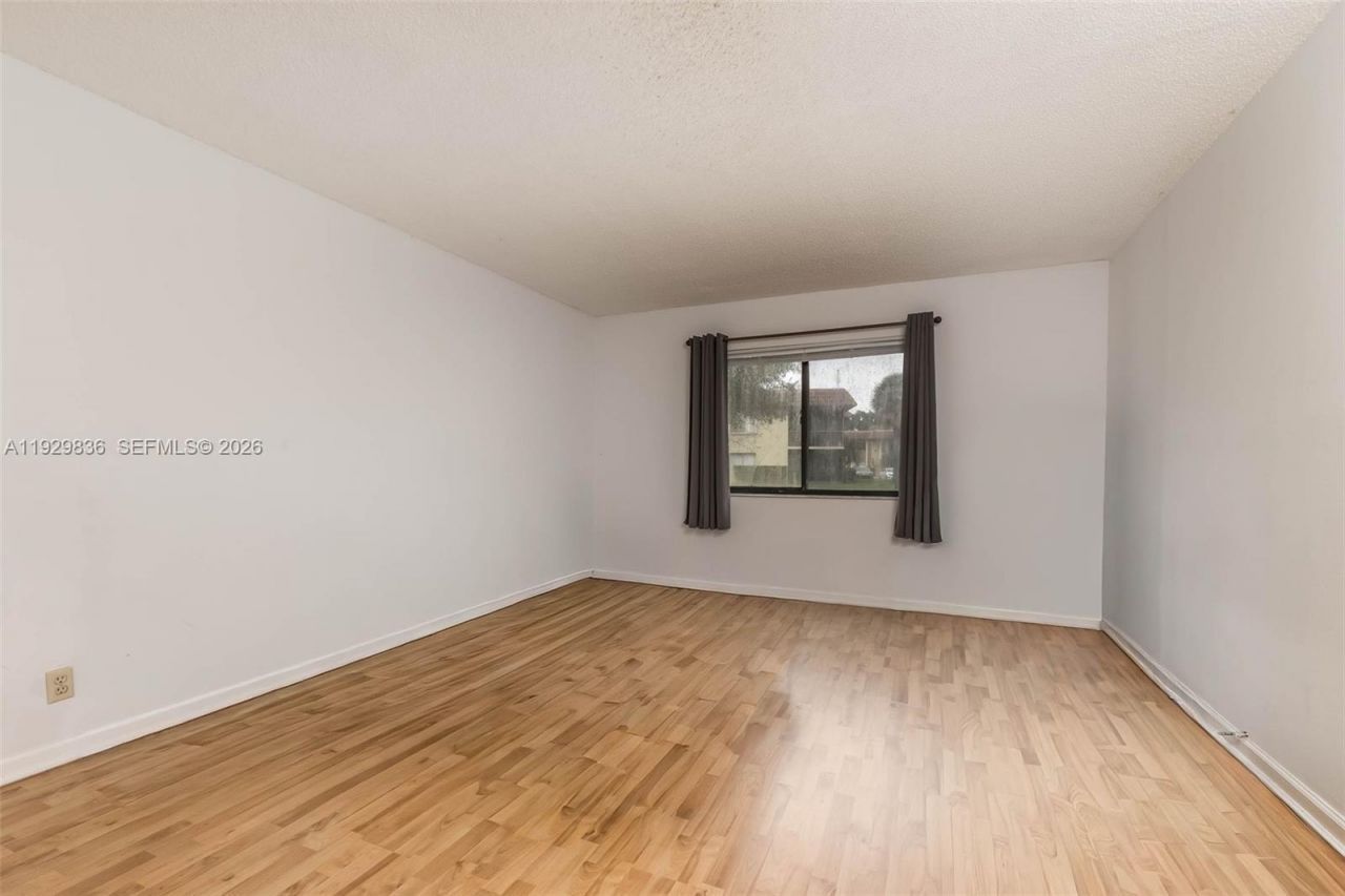 325 Lakeview Dr, Unit 102, Weston, FL 33326 Photo