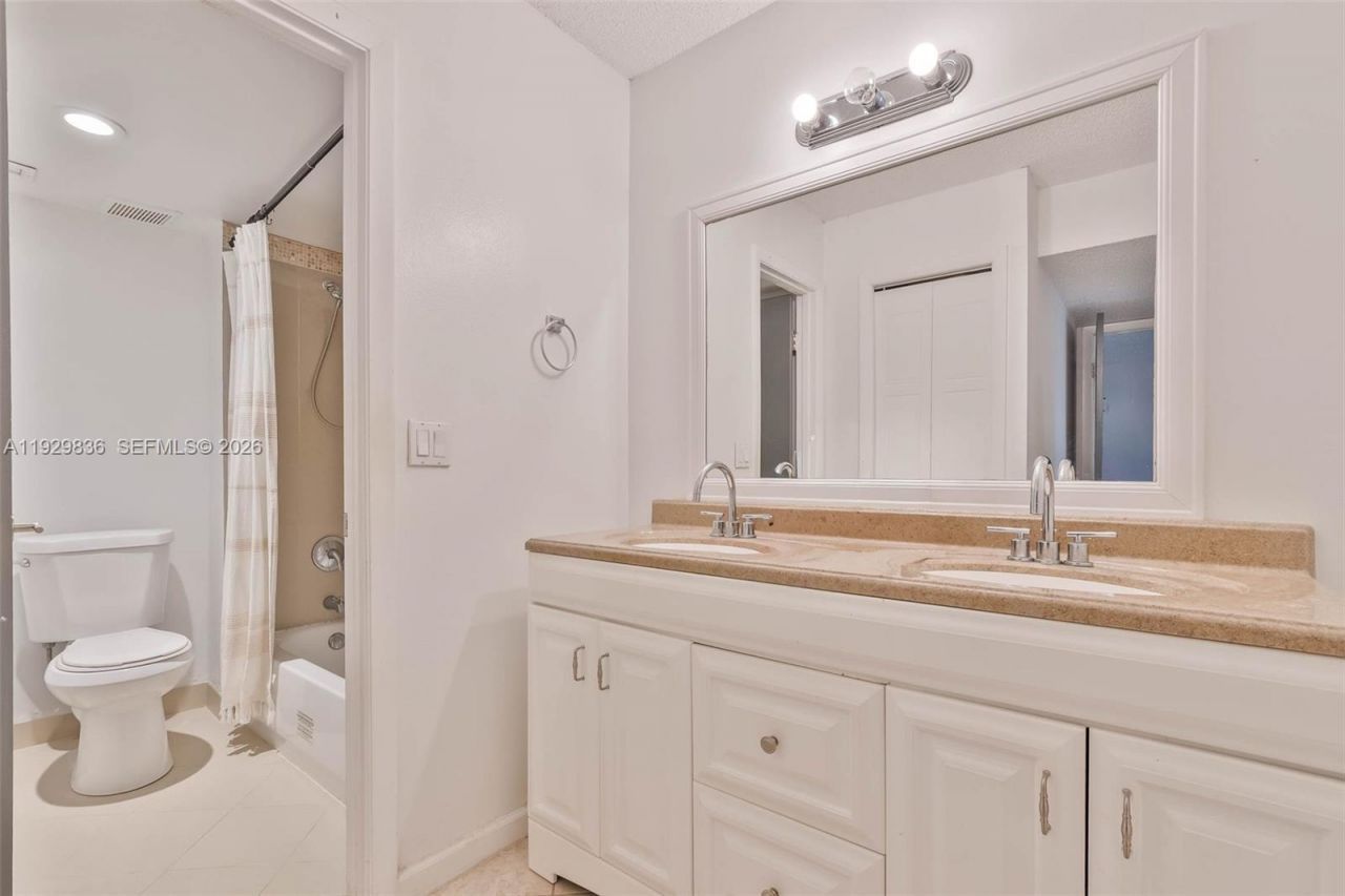 325 Lakeview Dr, Unit 102, Weston, FL 33326 Photo