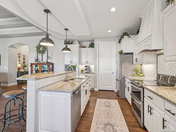 132 Fairway Dr, Floresville, TX 78114